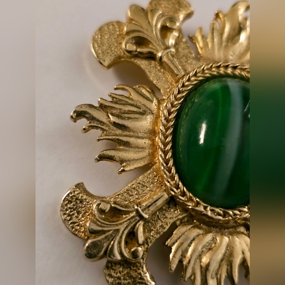 Vintage Accessocraft NYC Gold Tone Green Maltese Cross Brooch pendant estate - Picture 7 of 12